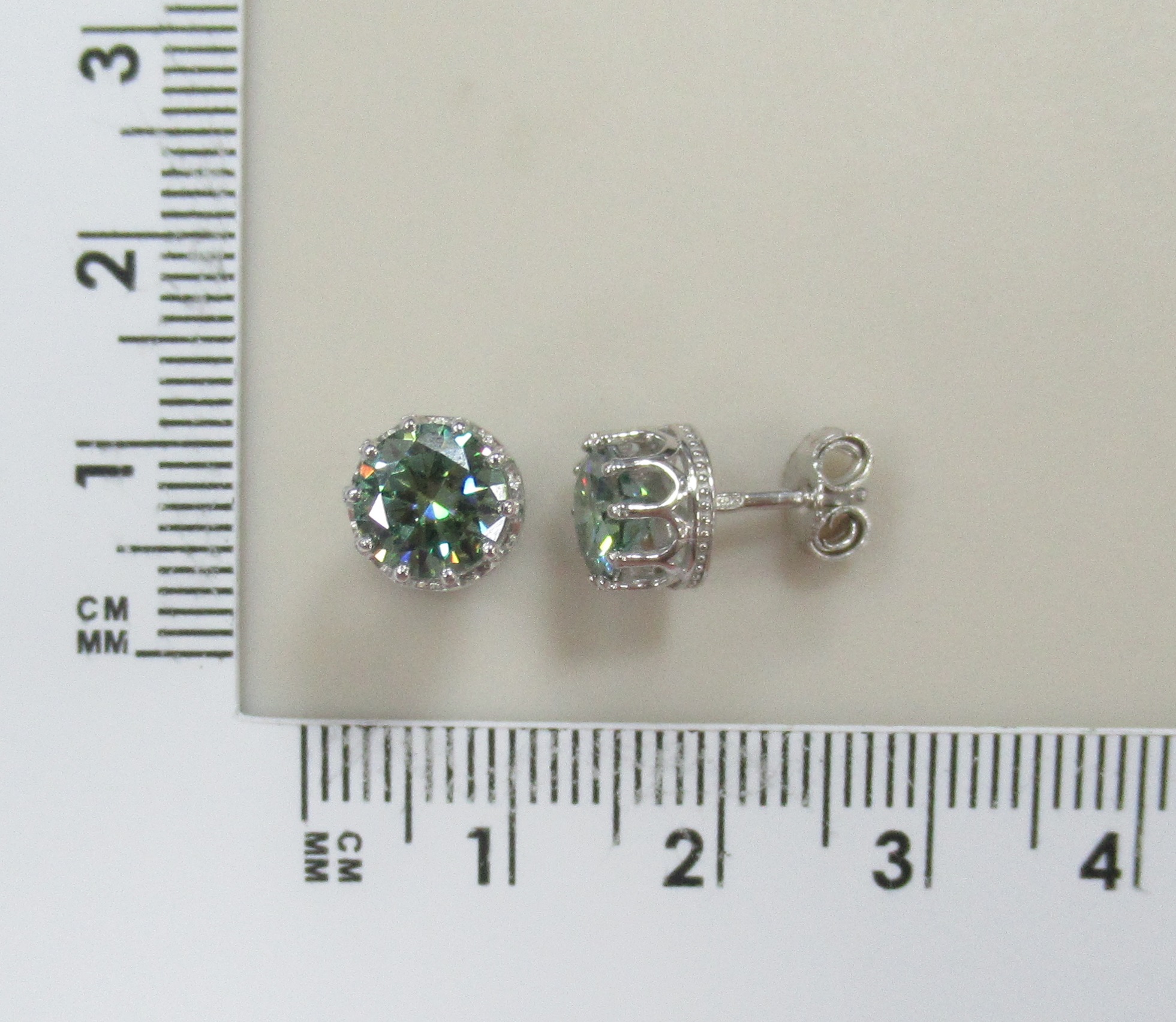 Серебряные серьги-пусеты с муассанитами